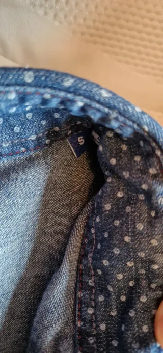 Camisa de hombre azul con puntos