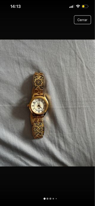 Reloj dorado con diseño