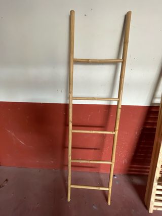 Escalera de bambú decorativa