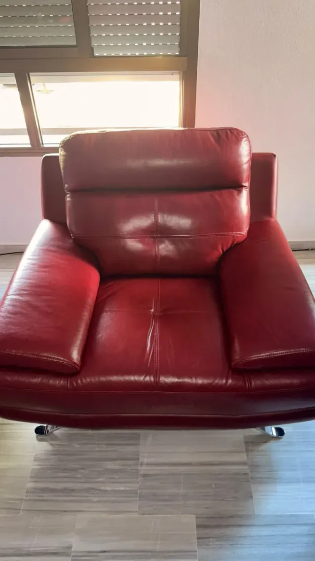 Sillón de cuero rojo.
Recogida cuenta comprador