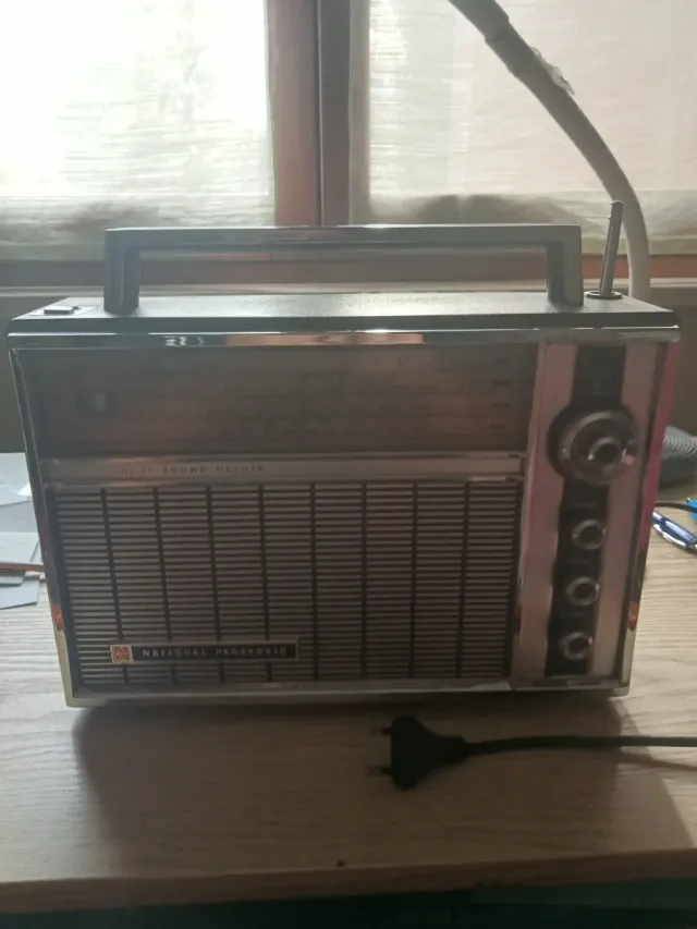 Radio National Panasonic R-100