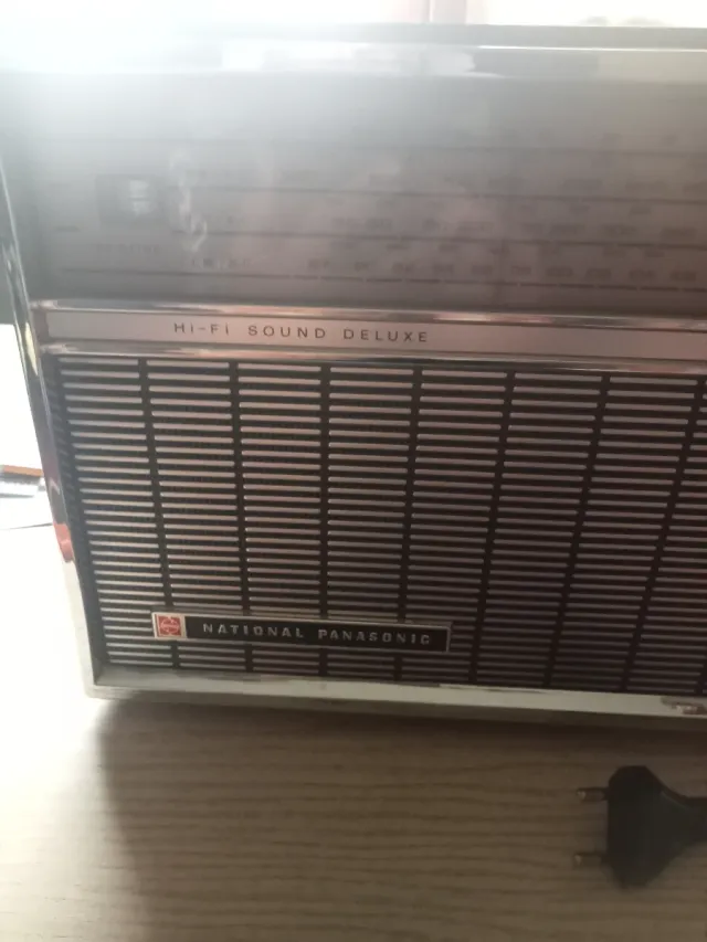 Radio National Panasonic R-100