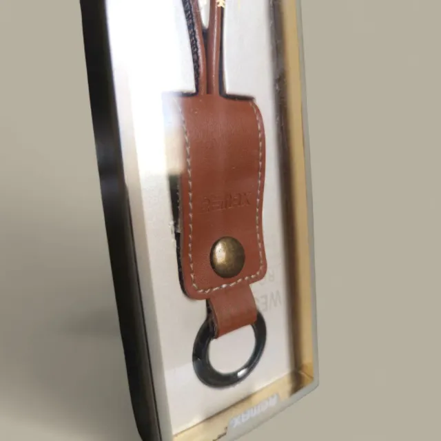 Portachiavi in cuoio con cavo micro-USB