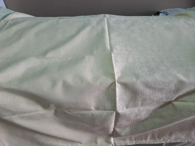 8 manteles verdes y 10 cubremanteles amarillos