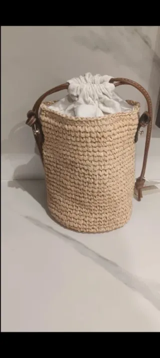 Bolso de rafia estilo cubo