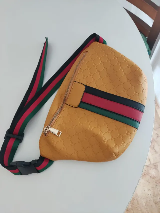 Riñonera mujer amarilla con logo