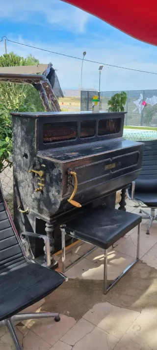 Pianola antigua negra, de la casa Luis Casali