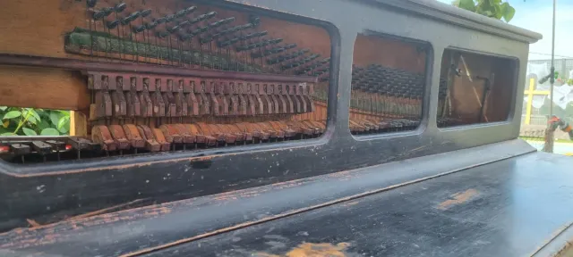 Pianola antigua negra, de la casa Luis Casali