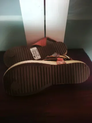 Sandalias de cuña con flor