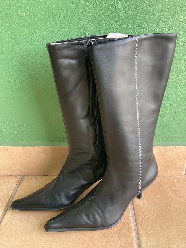 Botas negras altas de piel, con tacón y cremallera