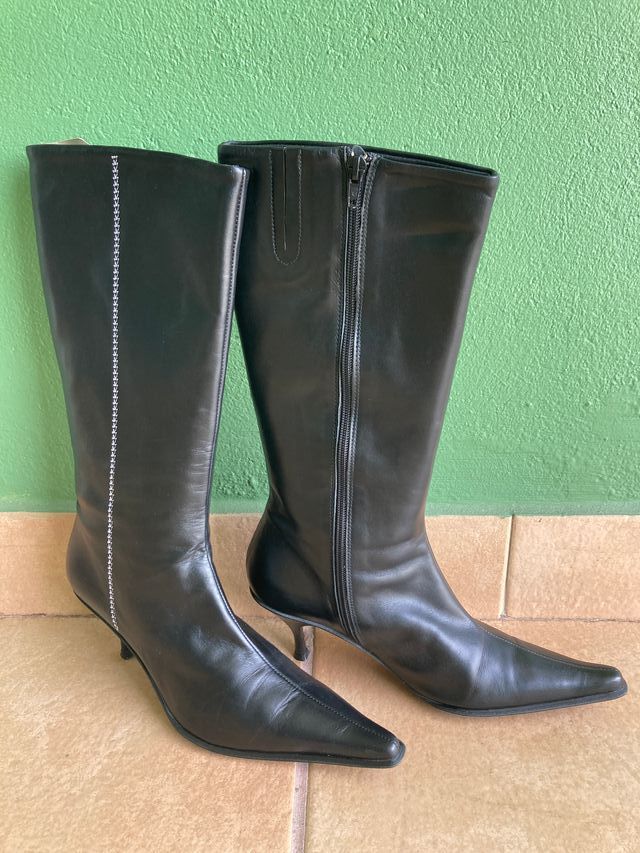 Botas negras altas de piel, con tacón y cremallera