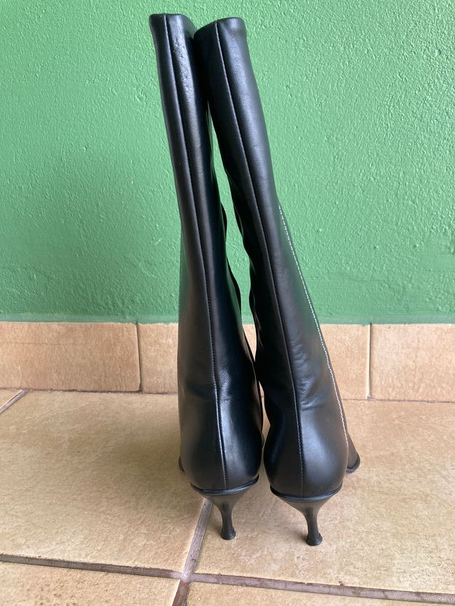 Botas negras altas de piel, con tacón y cremallera