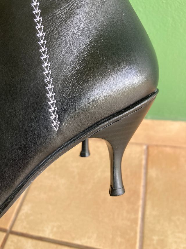 Botas negras altas de piel, con tacón y cremallera