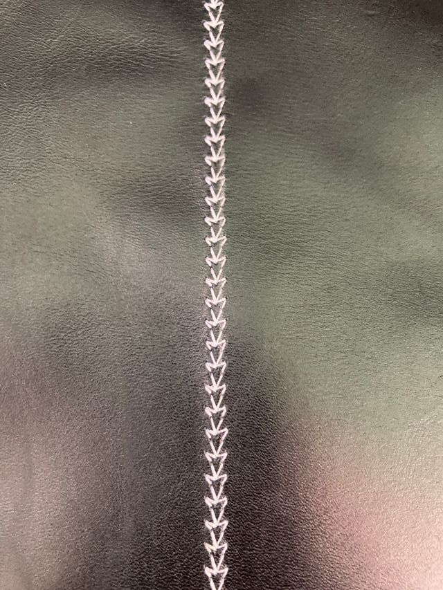 Botas negras altas de piel, con tacón y cremallera