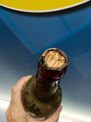 botella , ANTIGUA, CURAZAO RIVERA R. G. ELABORADO POR BERNARDINO RIVERA, cerrada aunque el corcho partido, observa las fotos