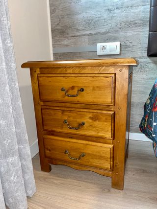 Mesita de noche de pino estilo rústico