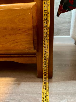 Mesita de noche de pino estilo rústico