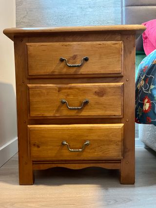 Mesita de noche de pino estilo rústico