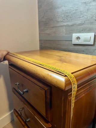 Mesita de noche de pino estilo rústico