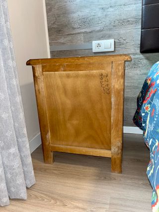 Mesita de noche de pino estilo rústico