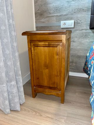 Mesita de noche de pino estilo rústico