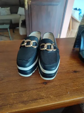Zapatos plataforma mujer negros con cadena dorada