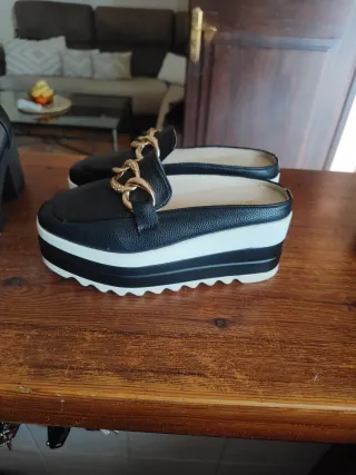 Zapatos plataforma mujer negros con cadena dorada