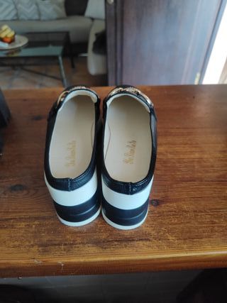 Zapatos plataforma mujer negros con cadena dorada