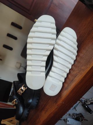 Zapatos plataforma mujer negros con cadena dorada