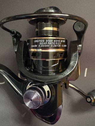 Carrete de pesca y señuelos