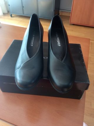 Zapatos con tacón grueso negros