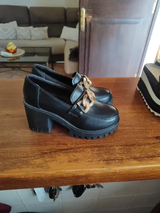 Zapatos negros tacón con cadena dorada