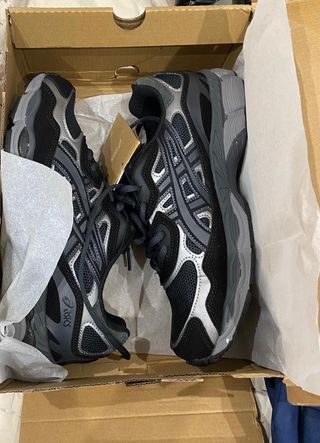 Zapatillas Asics Negras y Grises