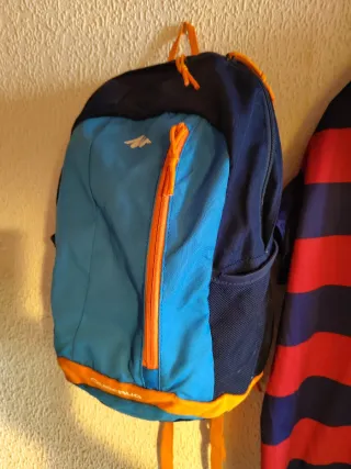 Mochila Quechua azul y naranja