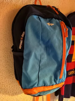 Mochila Quechua azul y naranja
