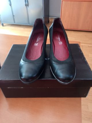 Zapato plano negro tacón grueso