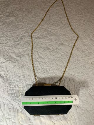 Mini borsa nera con catena dorata