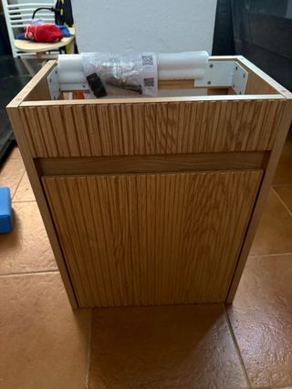 Mobili da bagno Sklum in legno e moquette