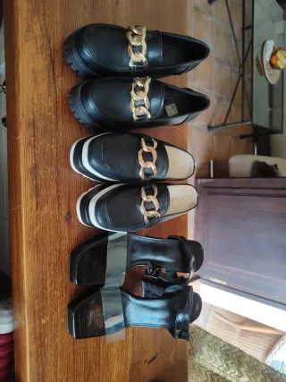 Zapatos de tacón negros con cadena dorada