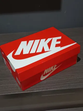 Caja Nike Roja