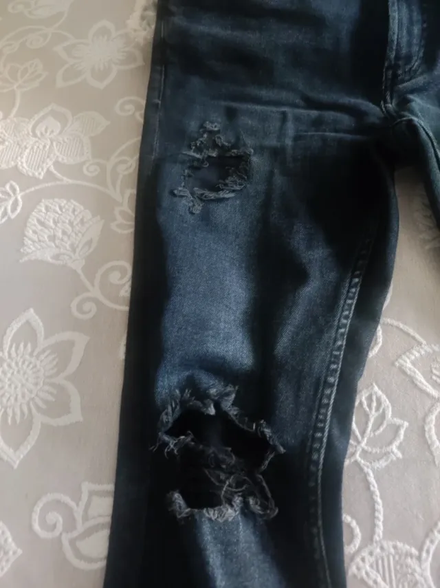 Pantalones vaqueros negros rotos hombre