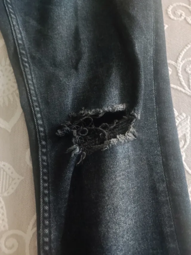 Pantalones vaqueros negros rotos hombre