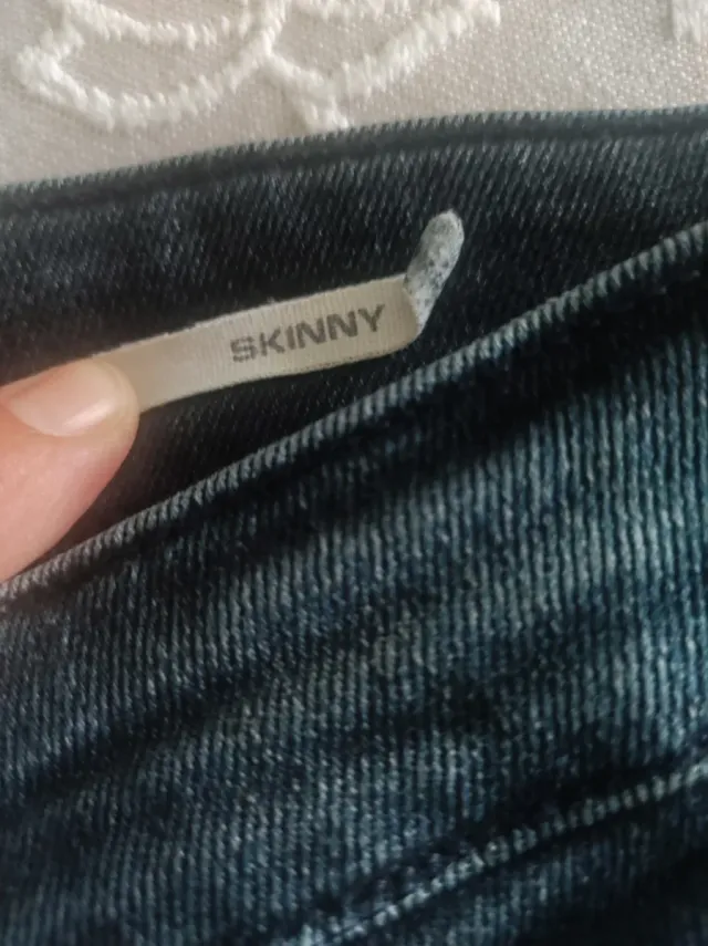 Pantalones vaqueros negros rotos hombre