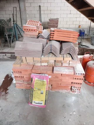 Ladrillos y tejas de obra