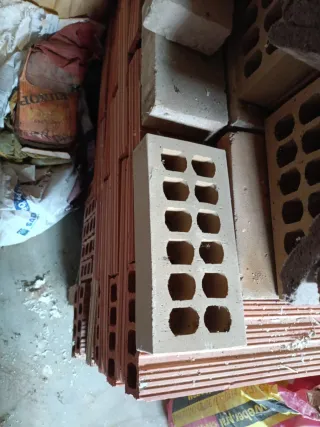 Ladrillos y tejas de obra