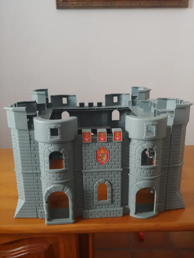 Castillo de juguete gris