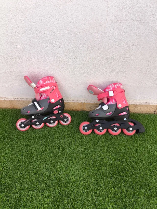 Patines en línea extensibles rosas y grises