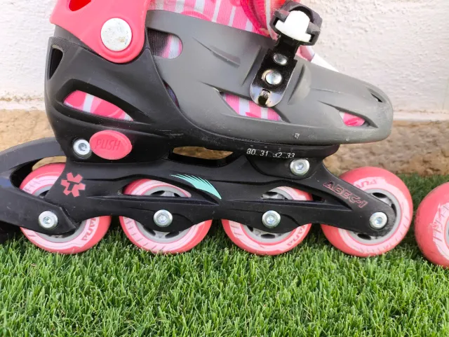 Patines en línea extensibles rosas y grises