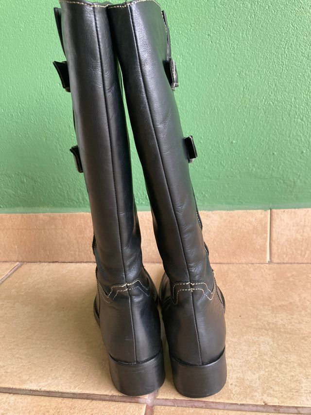 Botas negras altas de piel con tacón bajo
