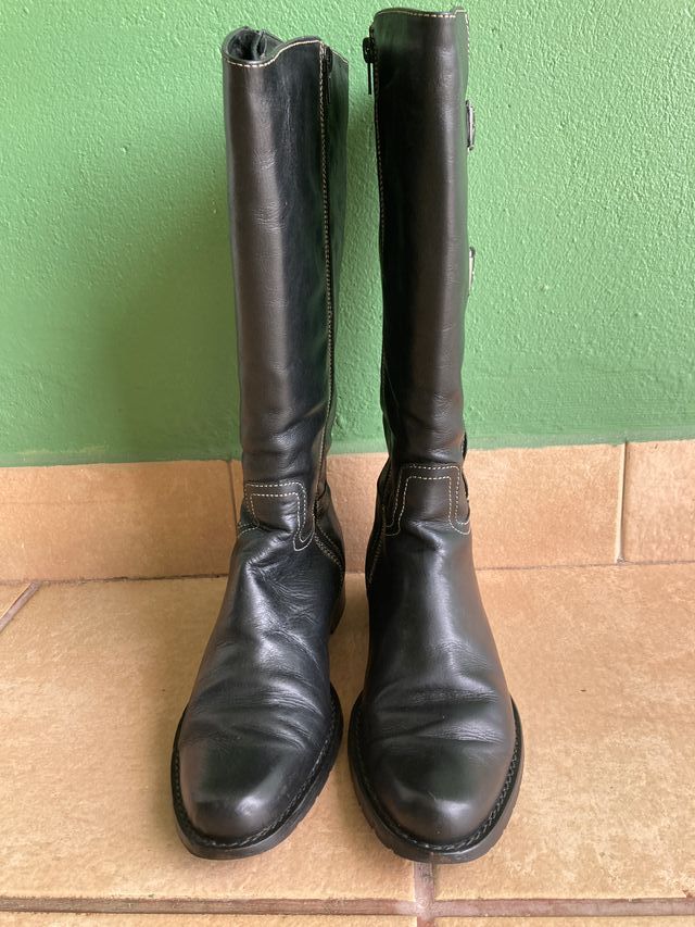 Botas negras altas de piel con tacón bajo